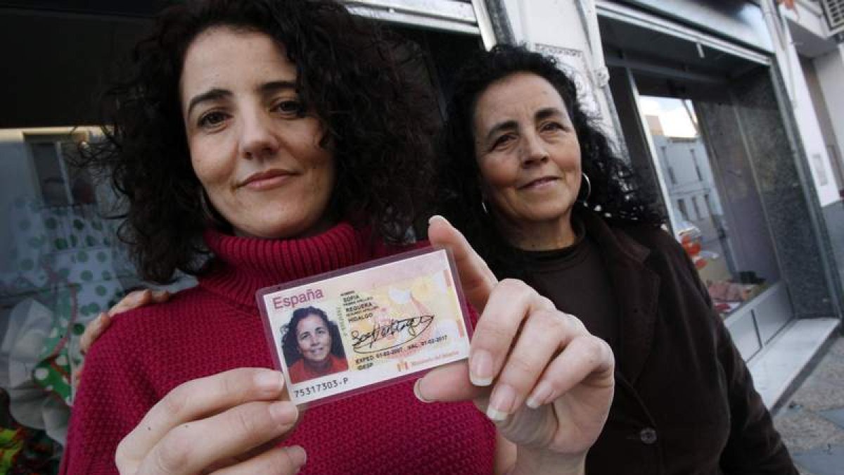 Sofía Reguera y su hija, con el DNI de su madre en la mano.