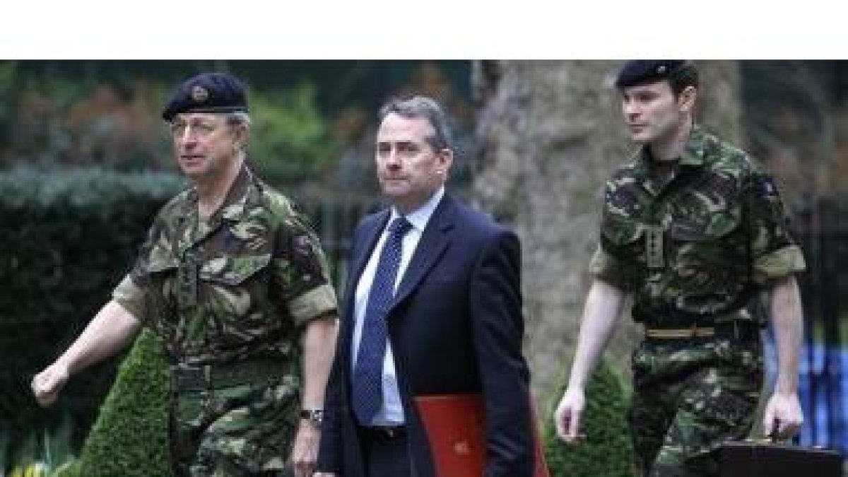 El ministro británico de Defensa, Liam Fox, con el jefe del Ejéricto, general David Richards.