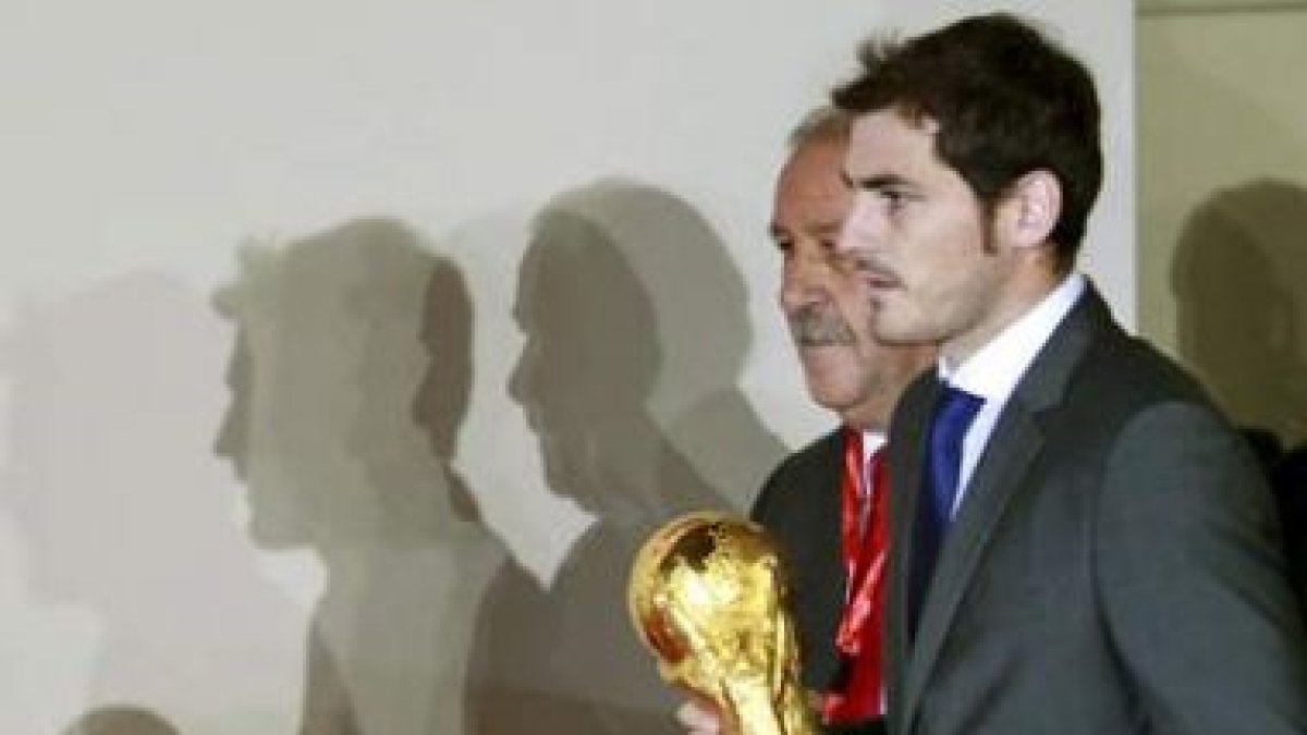 El capitán de la selección Casillas, derecha, y el técnico Del Bosque con la Copa del Mundo.