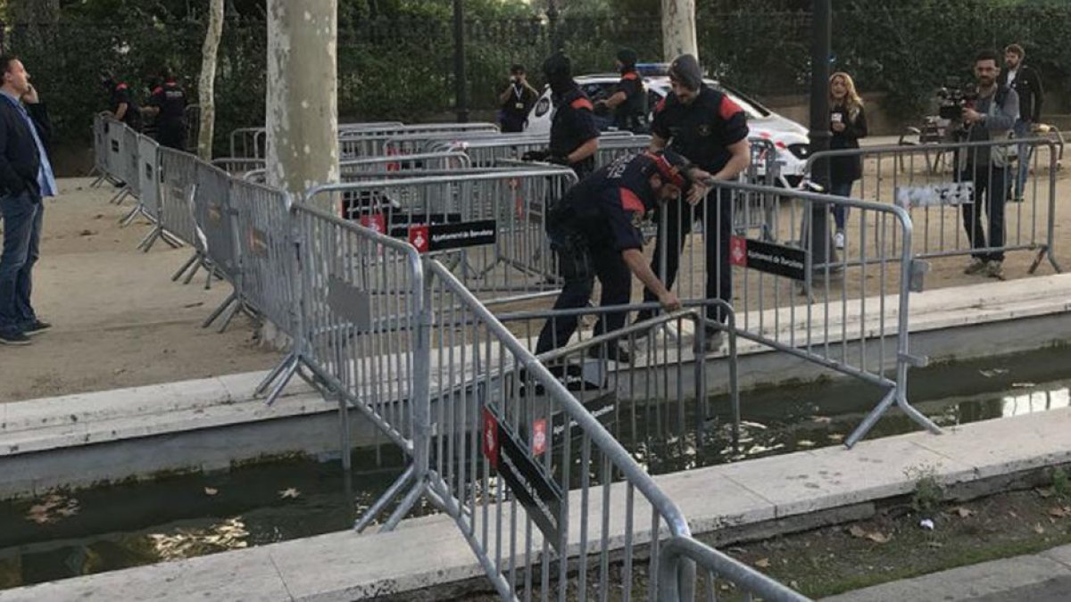 Los Mossos se han encargado de vallar el perímetro del parque de la Ciutadella.