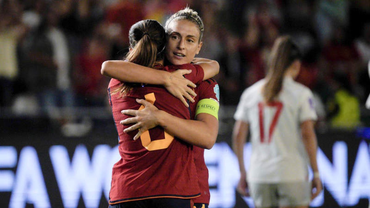 Alexia Putellas celebra uno de los goles de Aitana Bonmatí en el partido frente a Suiza. SALAS