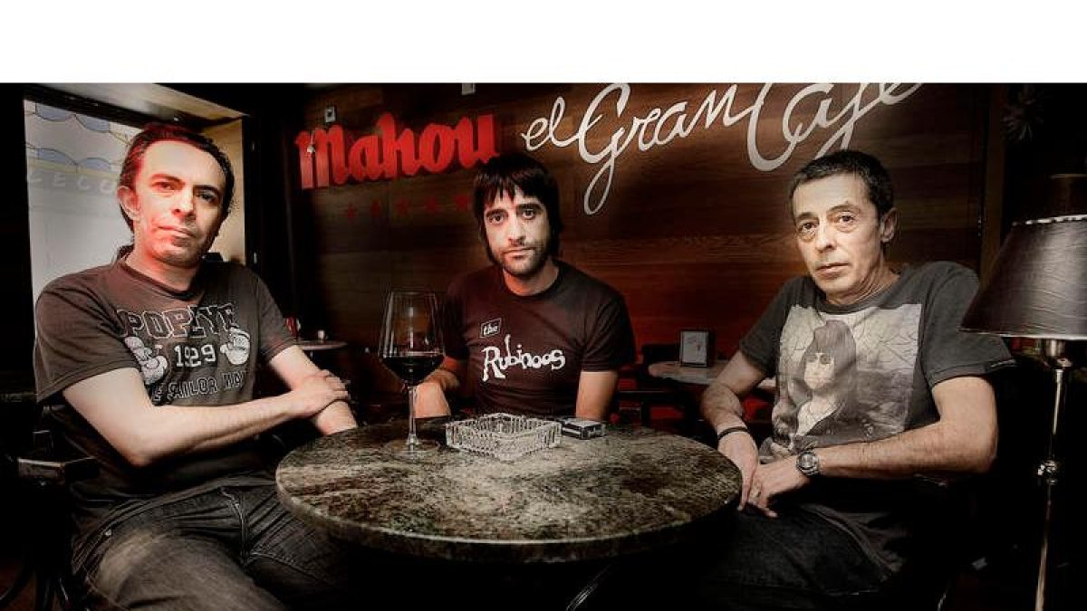 Carlos Fernández, Mario Álvarez y Pepe Amez son el alma de la jam del Gran Café, la ineludible cita semanal de la música leonesa. DL