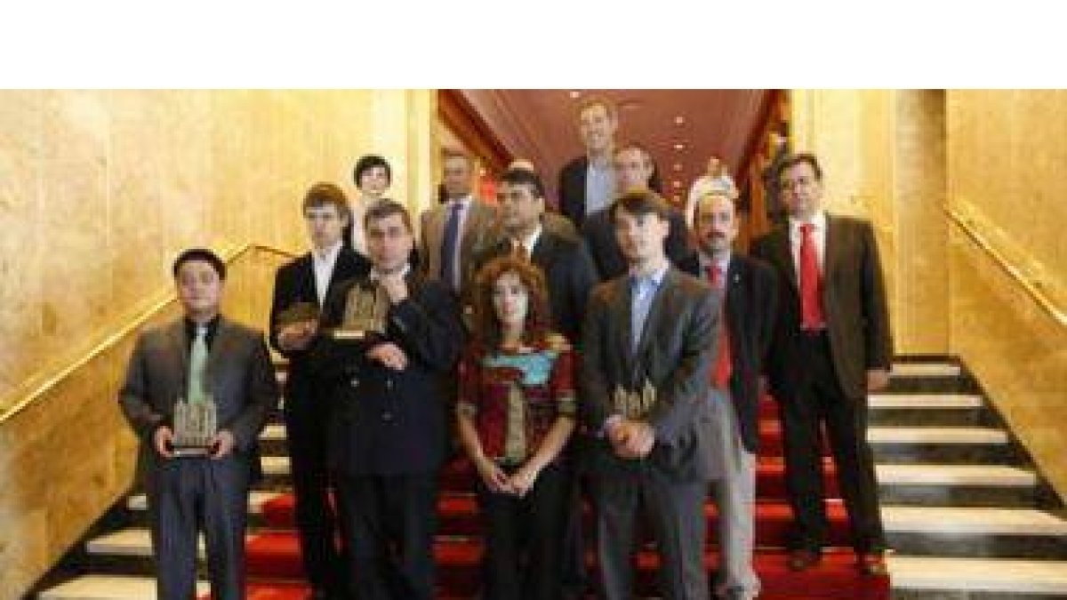 Magnus Carlsen con su trofeo, ayer en León.