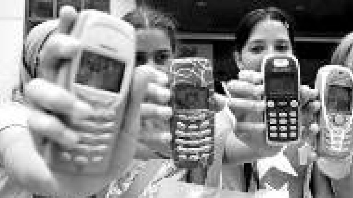 Entre los adolescentes, hay más niñas que niños que usan el teléfono móvil