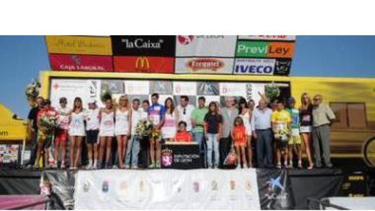 Foto de familia tras terminar la entrega de premios en la cuarta etapa de la Vuelta.