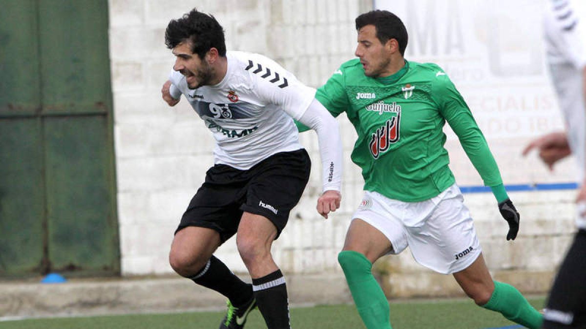 Hedrera, a la izquierda, causa baja en la Cultural tras rescindir su contrato con el club.