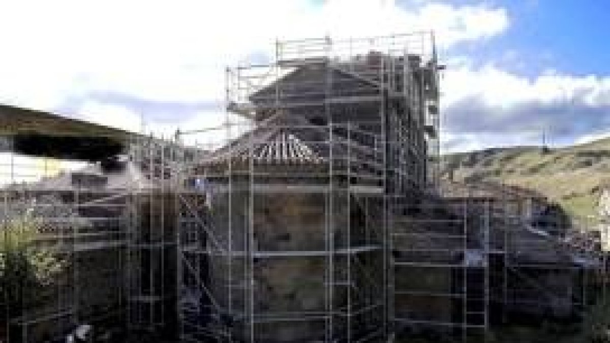 El hermoso templo montañés de Santa María de Arbas, ahora totalmente cubierto de andamios