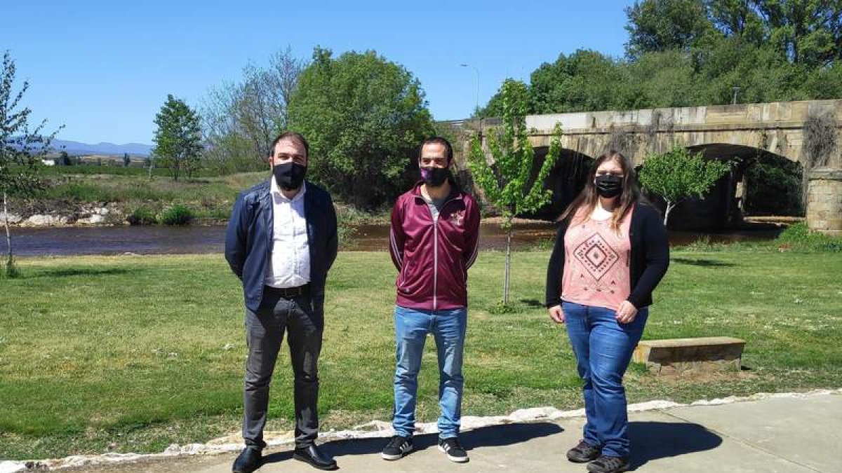 Castro, a la izquierda y, Aparicio, en el centro, junto a otra integrante de Concejo de la Vega. A. R.