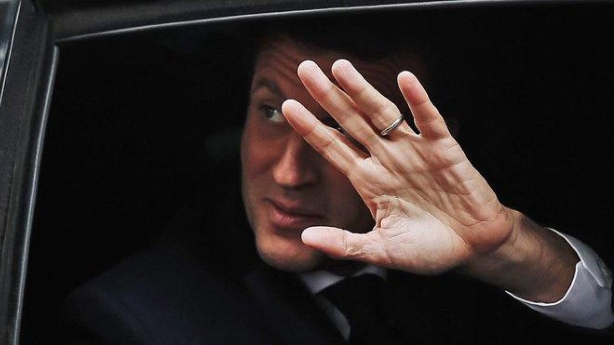 El presidente francés, Emmanuel Macron, saluda desde su vehículo el pasado domingo.