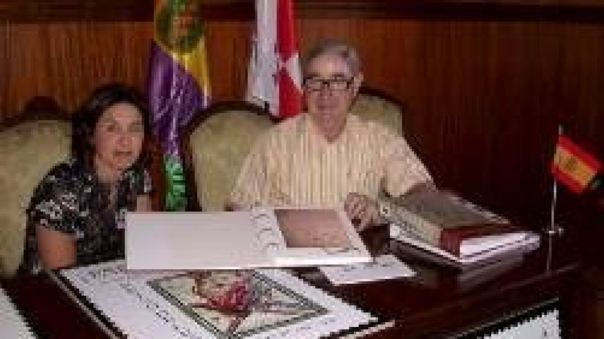La alcaldesa de Benavides, Ana Rosa Sopeña, y el responsable de la muestra, Joaquín Cuevas