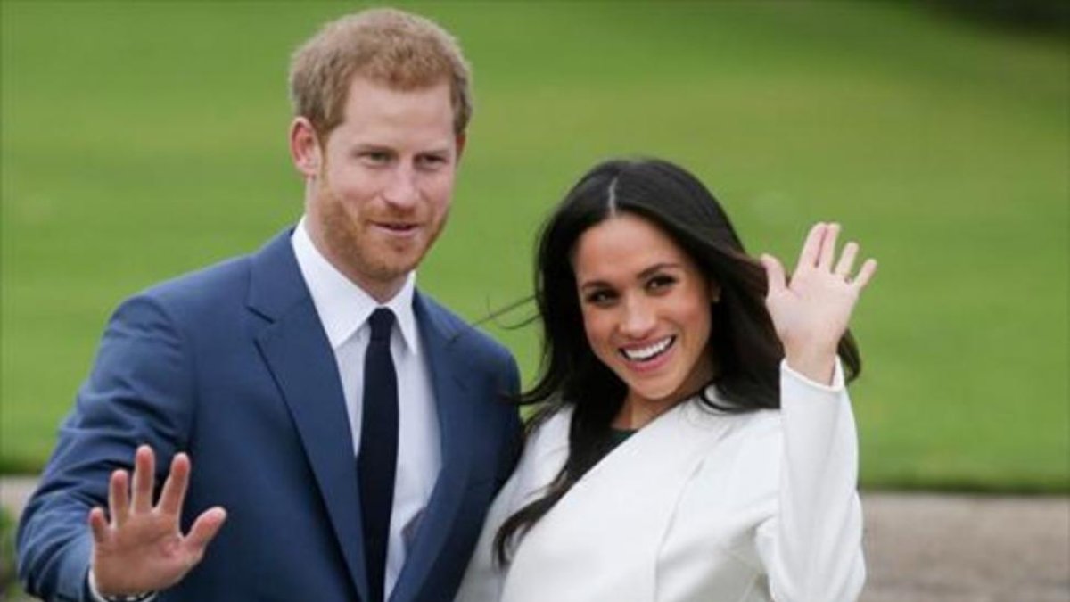 El príncipe Enrique y la actriz norteamericana Meghan Markle, el pasado lunes, ante los fotógrafos en los jardines del palacio de Kensington.