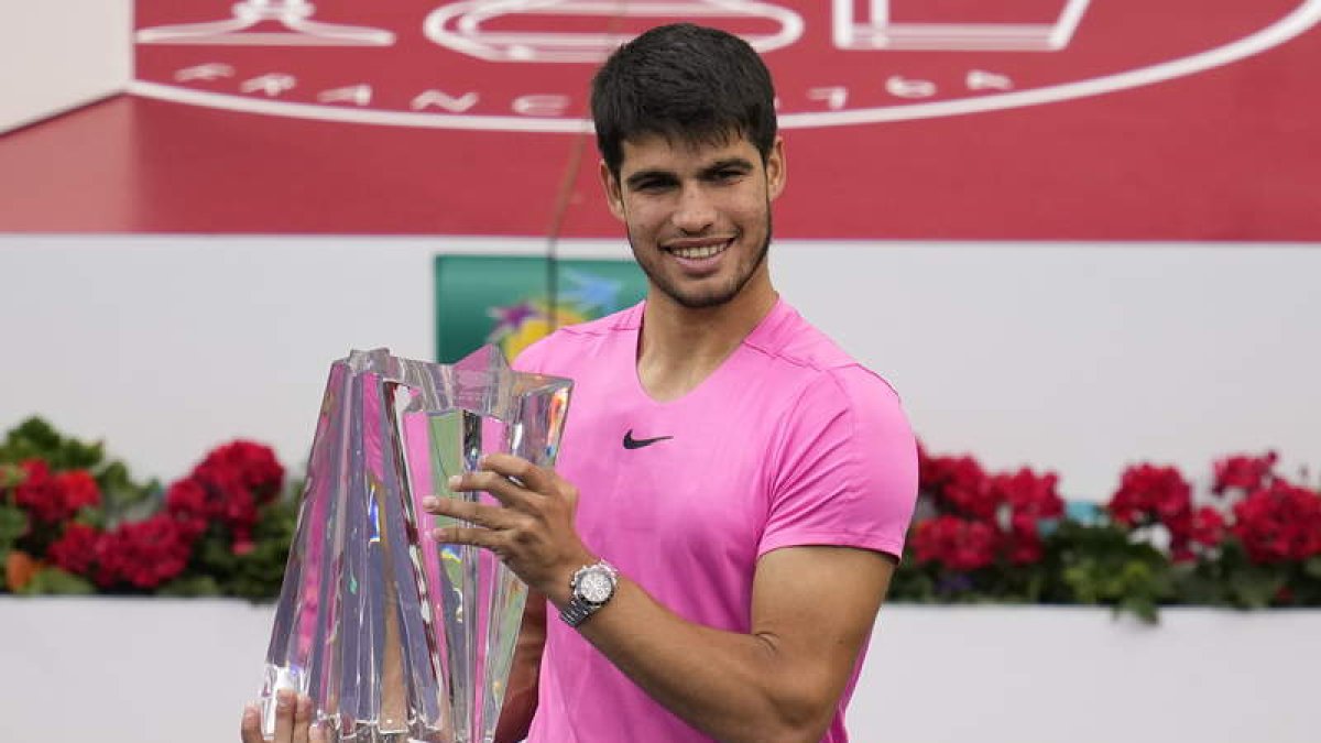 Carlos Alcaraz conquistó la gloria en Indian Wells y de paso recupera el número uno mundial. ACEVEDO