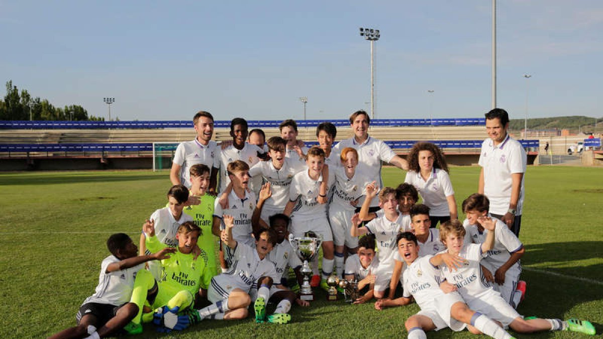 Formación del Sevilla, subcampeón de la XVI edición del torneo. SECUNDINO