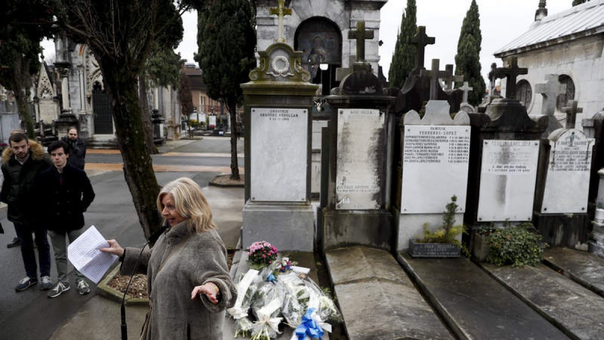 Consuelo Ordóñez durante un responso en memoria de su hermano ante su tumba. JUAN HERRERO
