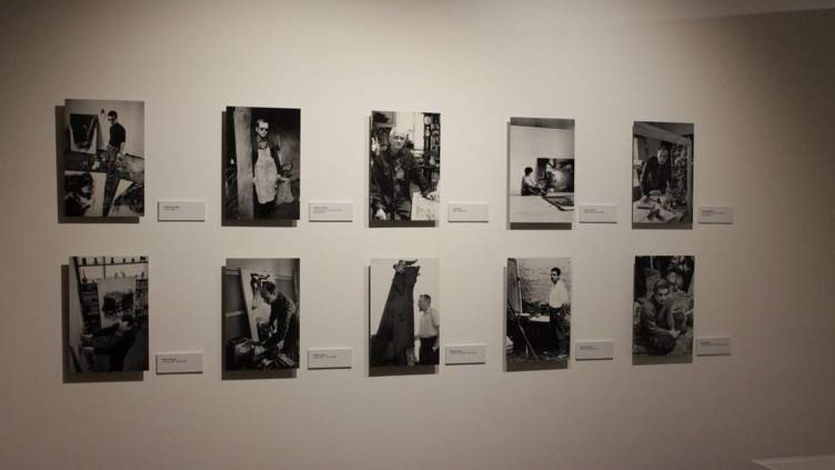 Imágenes de los artistas del grupo El Paso que se pueden ver en el Museo Casa Botines en la exposición ‘Signo de una época’. DL