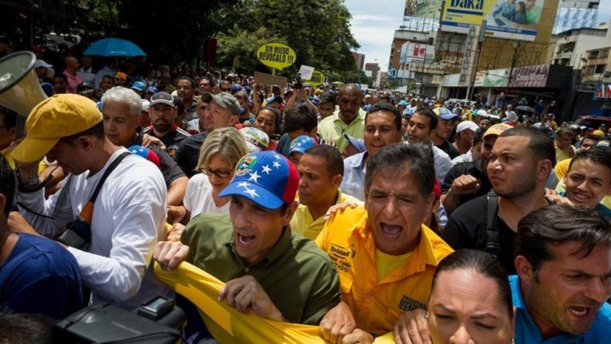 Opositores venezolanos, con Henrique Capriles a la cabeza, participan en la marcha contra Maduro, en Caracas, este martes.