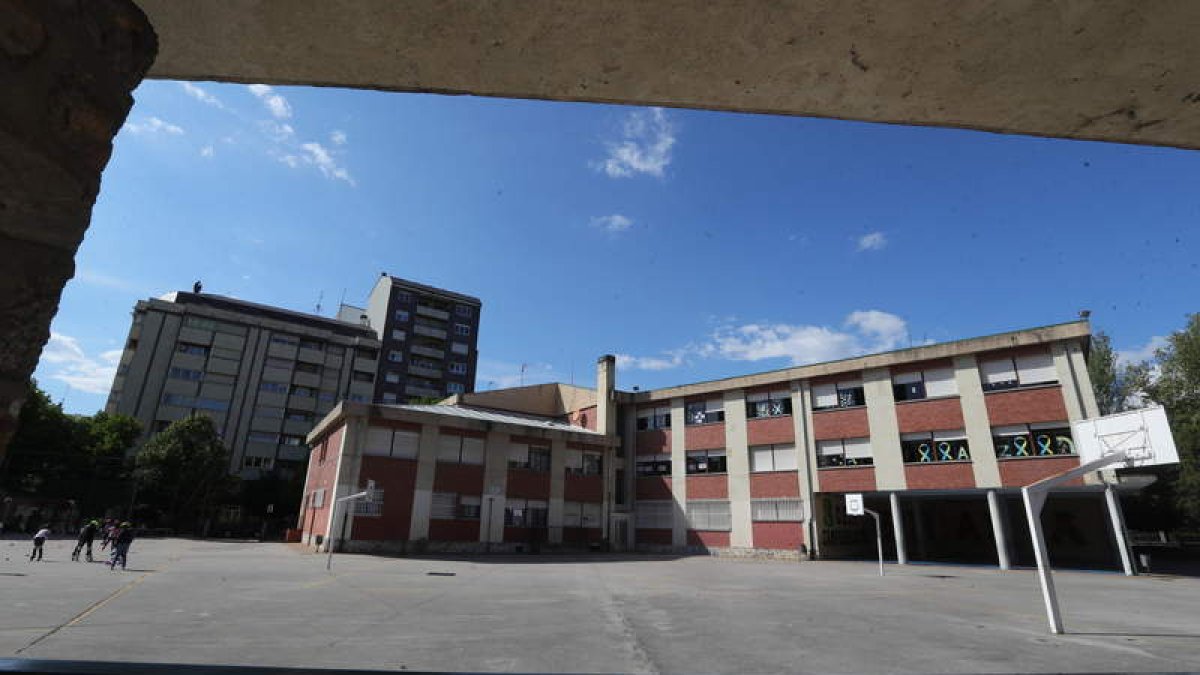 Exterior del colegio Campo de la Cruz de Ponferrada, en la parte alta de la ciudad. ANA F. BARREDO