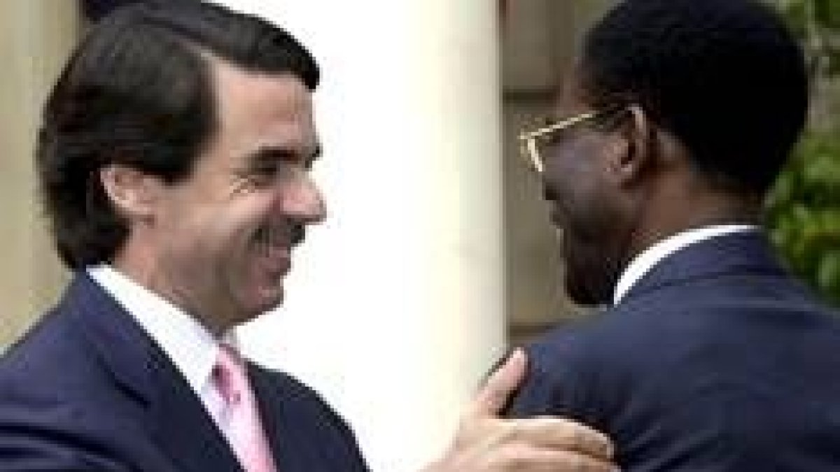 José María Aznar saluda a Teodoro Obiang, durante la visita que realizó a España en el 2002