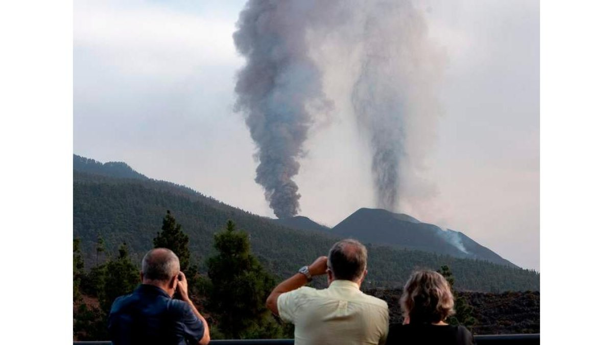 Emisiones del volcán Cumbre Vieja, ayer. MIGUEL CALERO