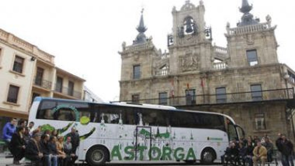 El autocar personalizado del Atlético Astorga, delante del Ayuntamiento, en su presentación oficial.