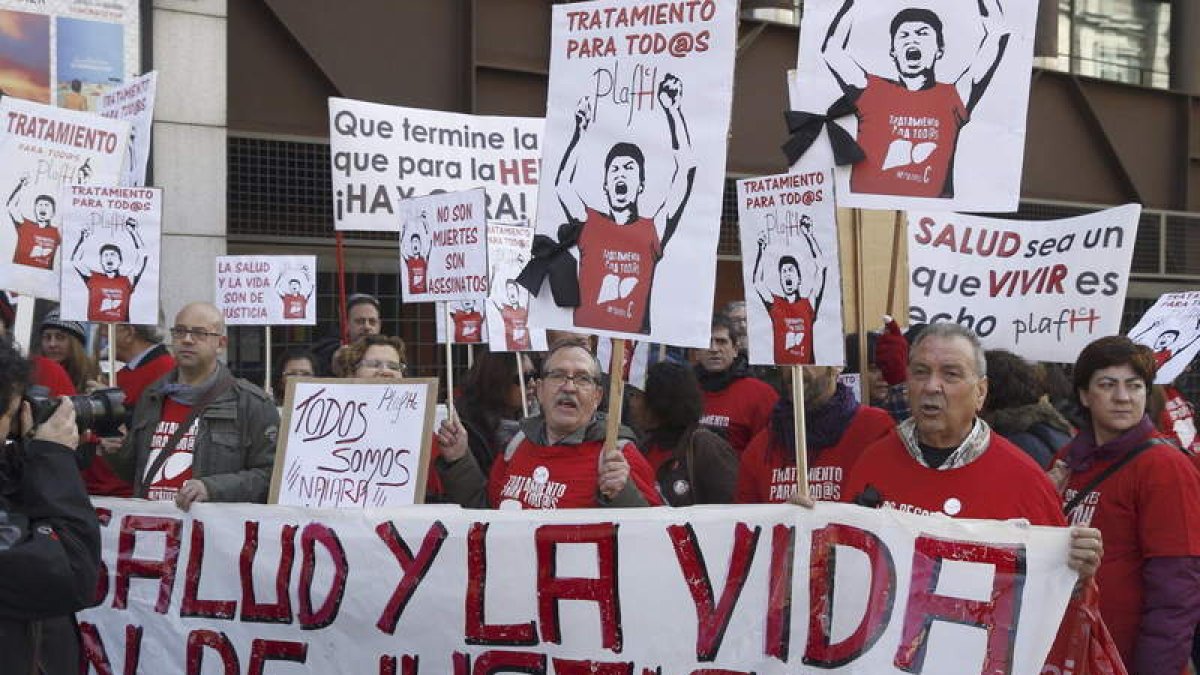 Los afectados por la hepatitis C se concentraron frente al Tribunal Supremo.