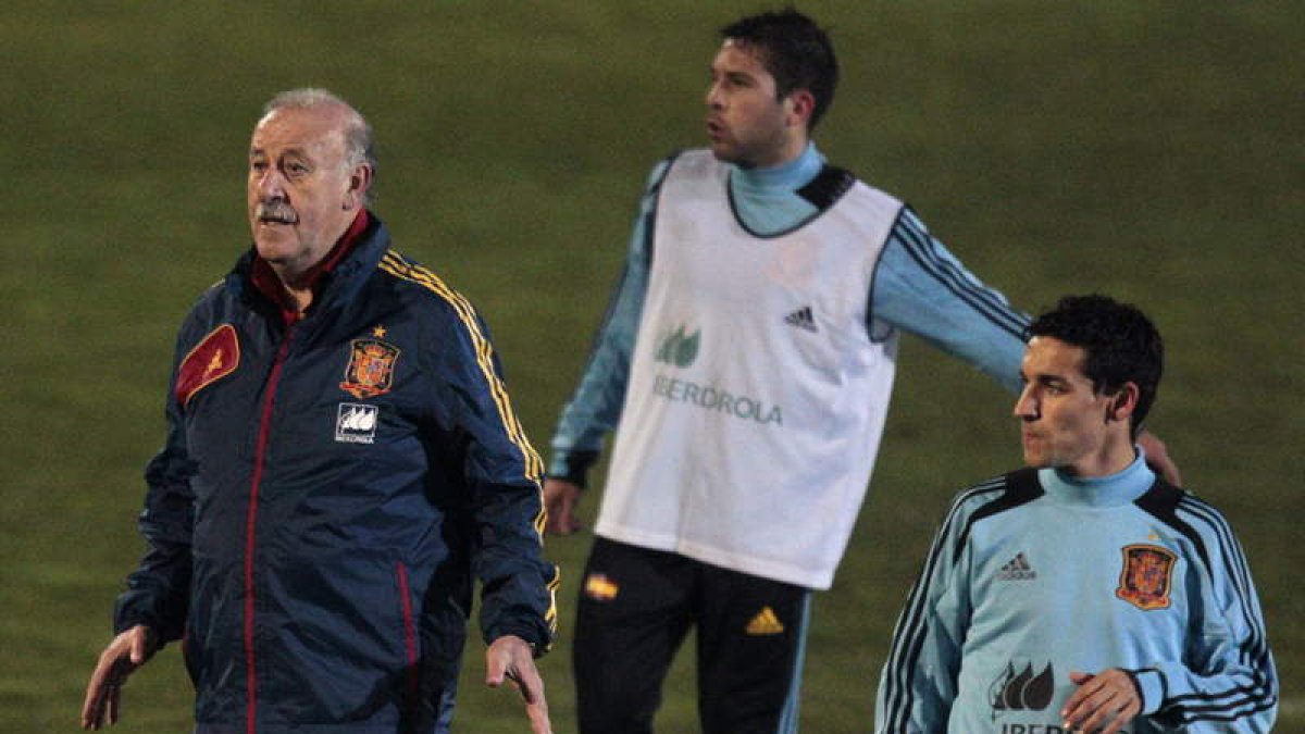 Vicente del Bosque, junto a Jesús Navas y Jordi Alba, en el entrenamiento de la selección.