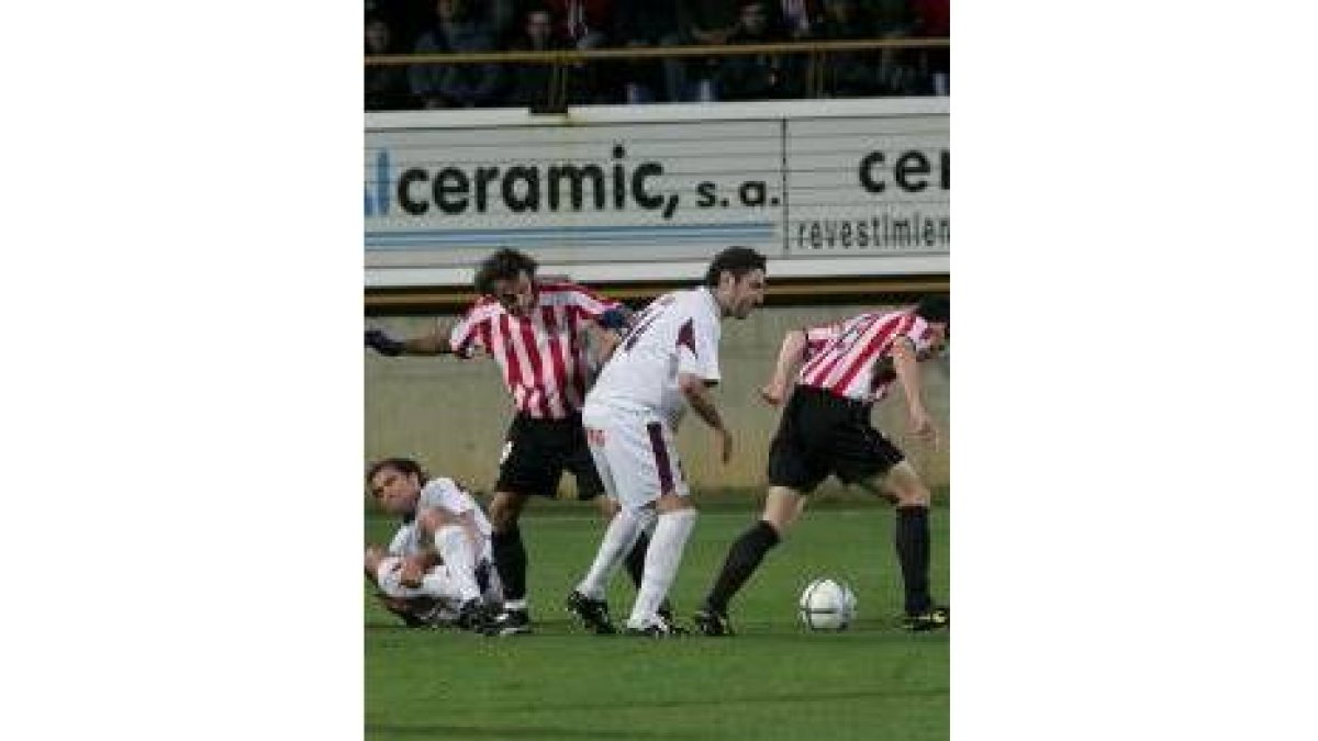 Jusué trata de controlar el balón ante la presencia de Ezquerro e Iraola