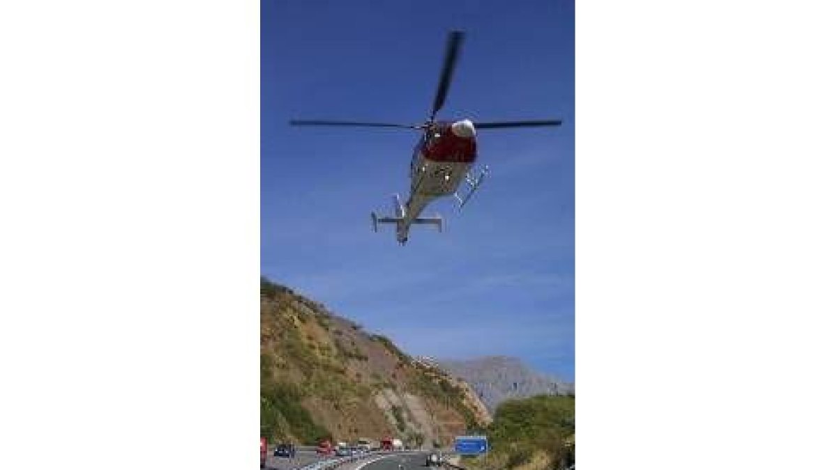 Un helicóptero del 112 se dirige hacia un accidente en la A-66