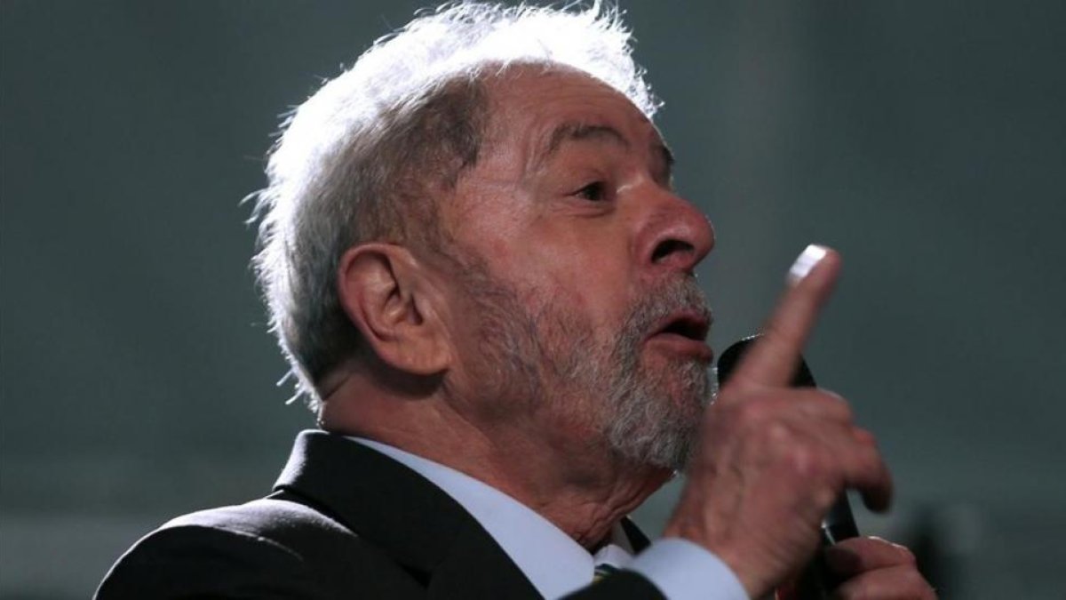Lula habla a sus seguidores tras declarar ante el juez, en Curitiba, el 10 de mayo.