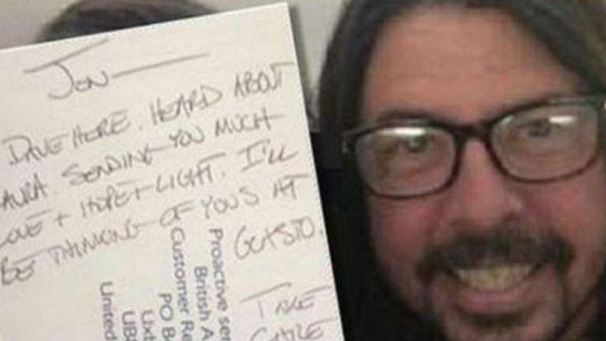 Dave Grohl muestra sus condolencias a Jon Plane.