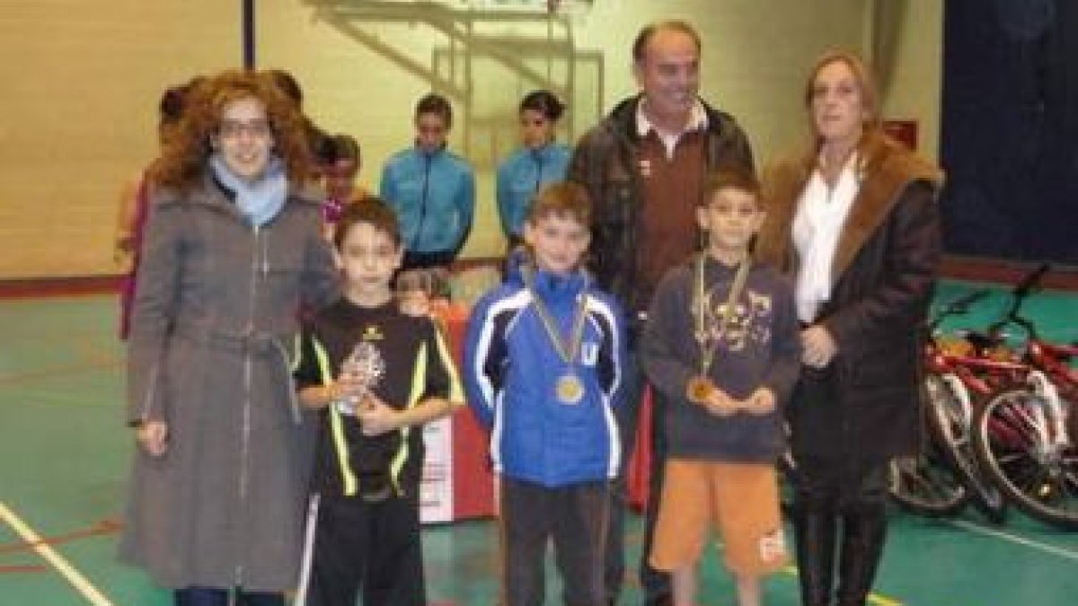 La concejala de Deportes, Natalia Picallo, repartió los trofeos.