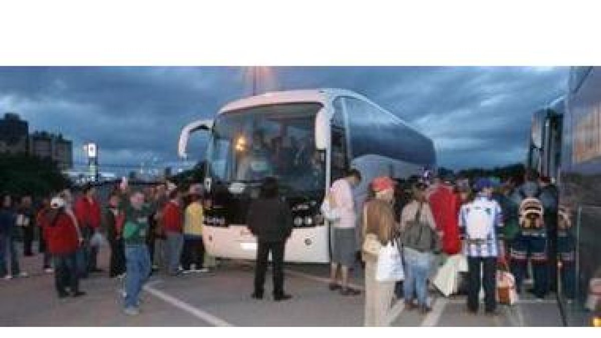 La afición de la Deportiva volverá a cruzar la Península en autobús para apoyar a su equipo en La Vi