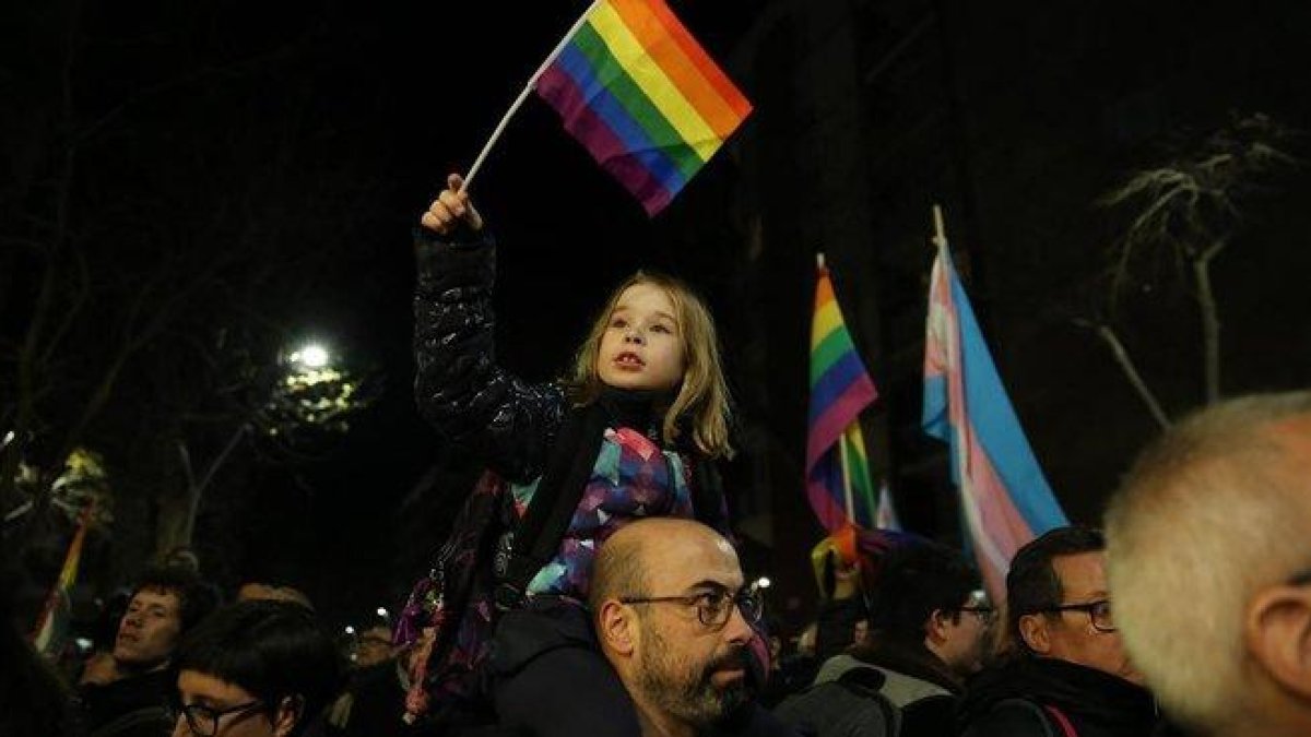 Una niña ondea un bandera LGTBI, foto de archivo.