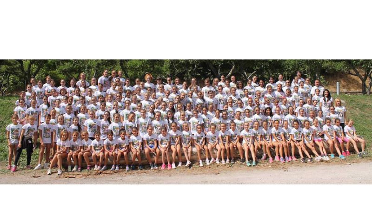 Foto de familia de las 150 gimnastas que toman parte en el campus del Club Ritmo que se desarrolla este año en La Vecilla. DL
