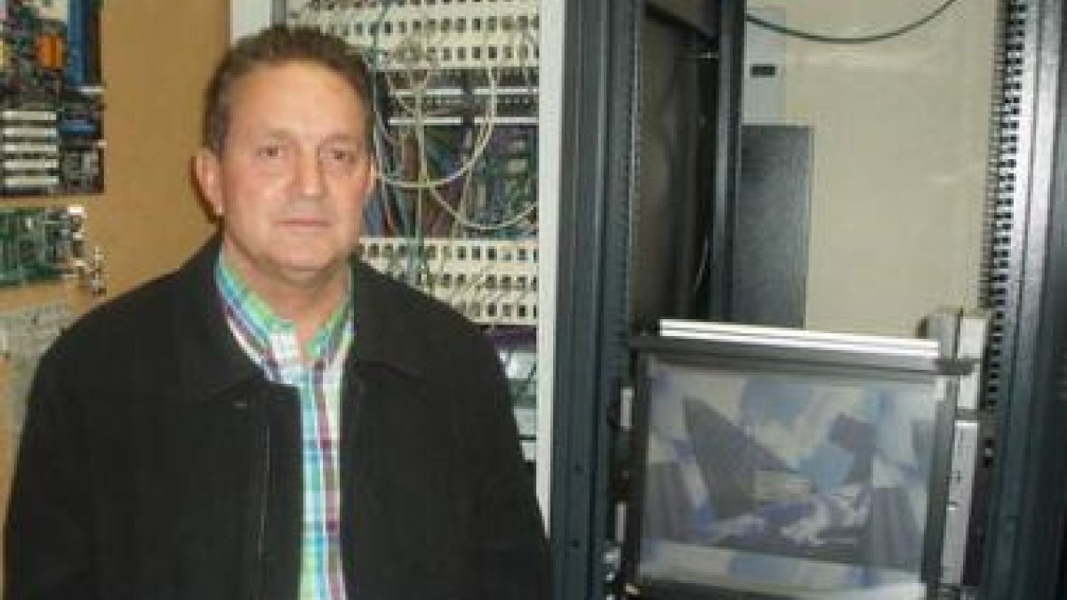 Marcos Martínez delante de uno de los paneles de control de la telegestión de la calefacción