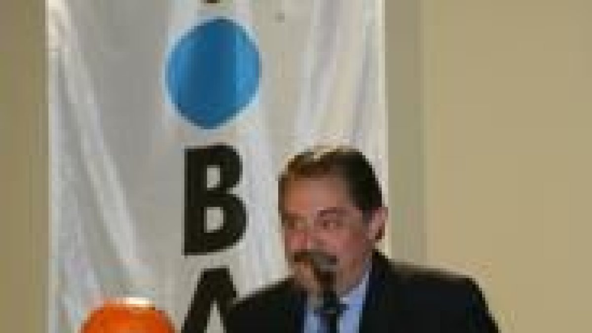 Luis Miguel López con el nuevo balón de la Asobal