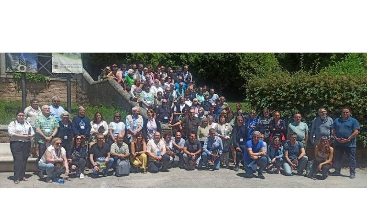 Foto de familia de los participantes en esta quinta edición de Geolaciana. DL