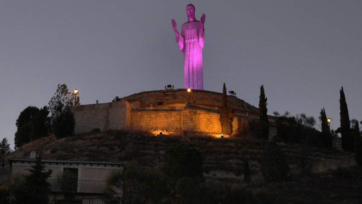 Vista del Cristo del Otero de Palencia, tras la nueva iluminación.
