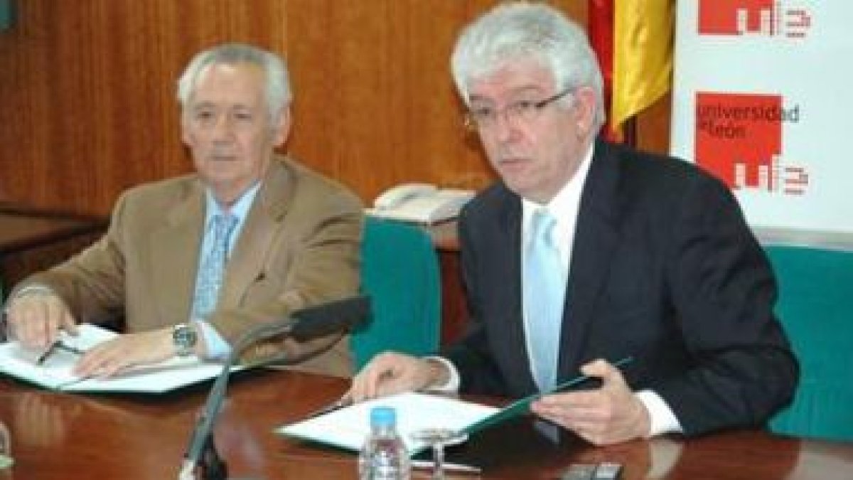 El presidente de Laboratorios Ovejero, Juan Ignacio Ovejero, y el de Inbiotec, José Ángel Hermida.