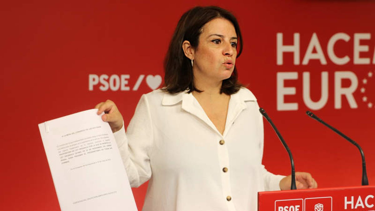 La vicesecretaria general del PSOE, Adriana Lastra, ayer, con la propuesta. RAÚL URBINA