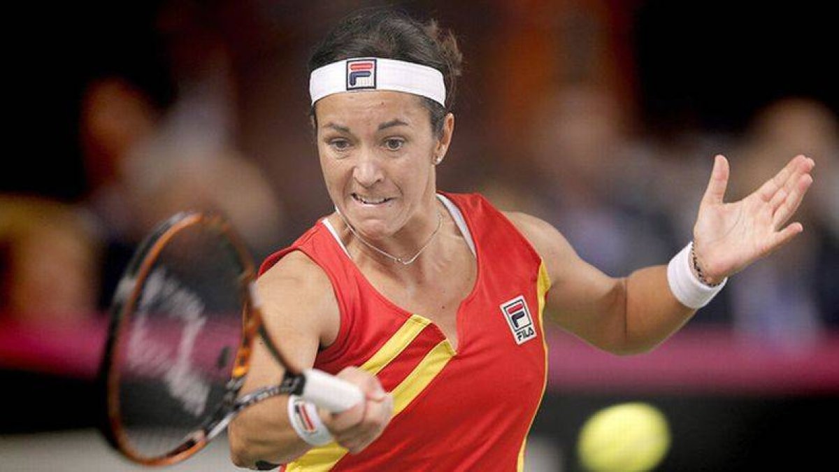 Silvia Soler devuelve una bola a Simona Halep, durante el primer partido de la eliminatoria de la Copa Federación.