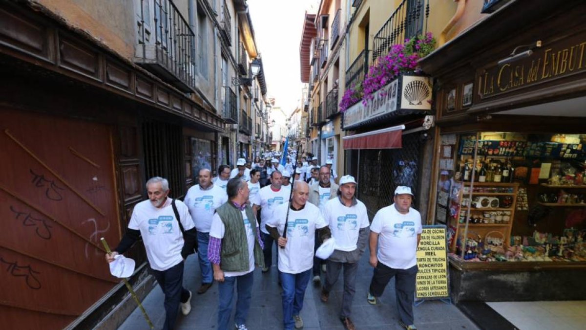 Los integrantes de la marcha a su paso por la céntrica calle de La Rúa de la capital leonesa.