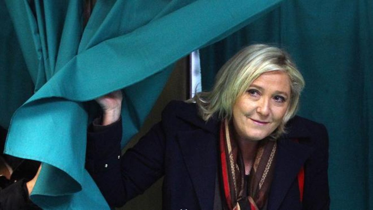 Marine Le Pen vota en Henin-Beaumont.