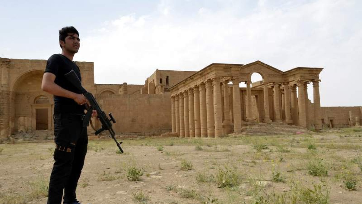 Un miembro del grupo iraquí Hashd al-Shaabi (la muchedumbre popular) vigila la ciudad arqueológica de Hatra. OMAR ALHAYALI