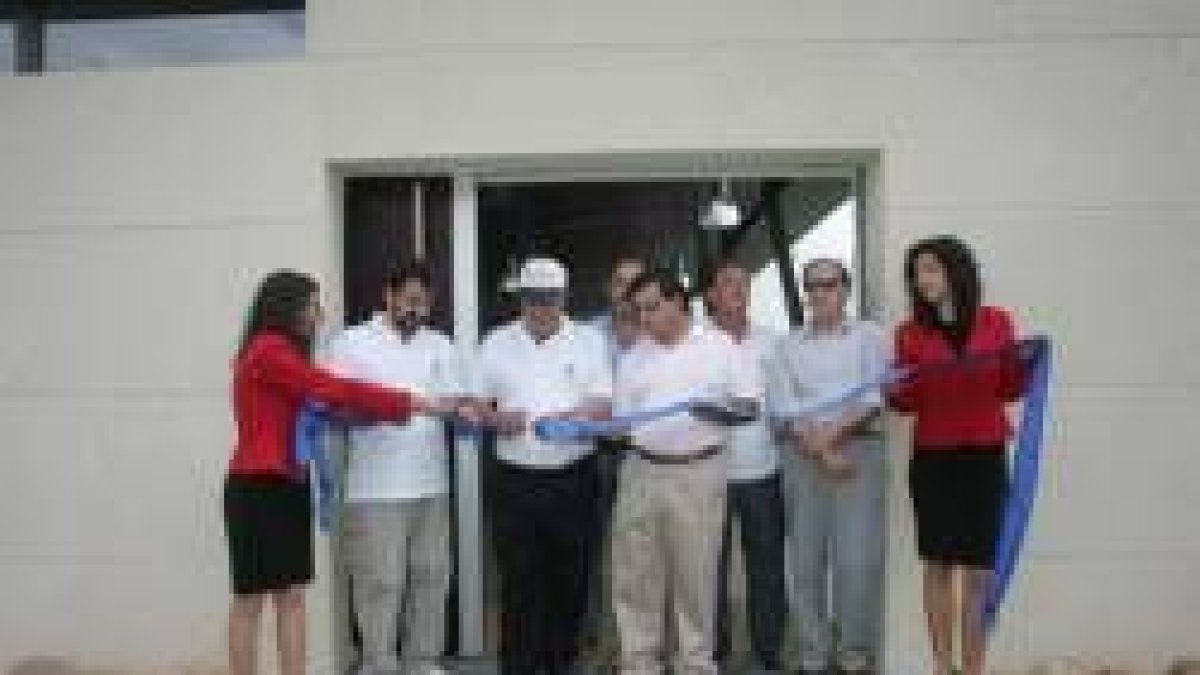El acto de inauguración de los dos gimnasios y de la pista de pádel se celebró en Carbajal