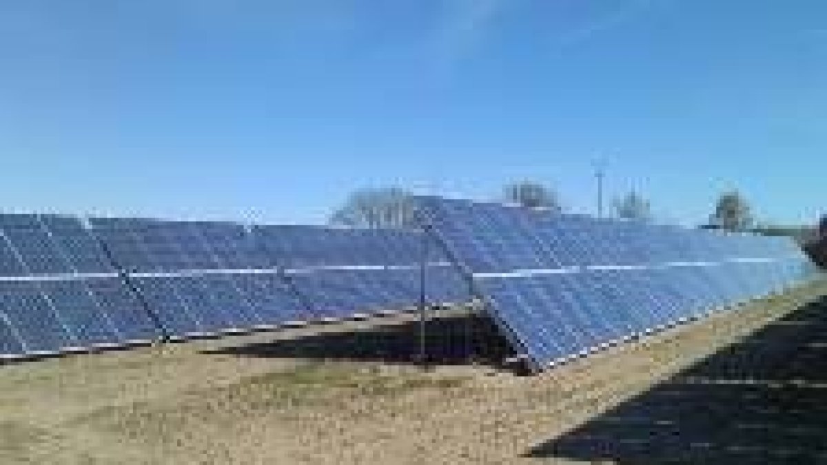 Fotografía de las placas solares instaladas en Bariones de la Vega