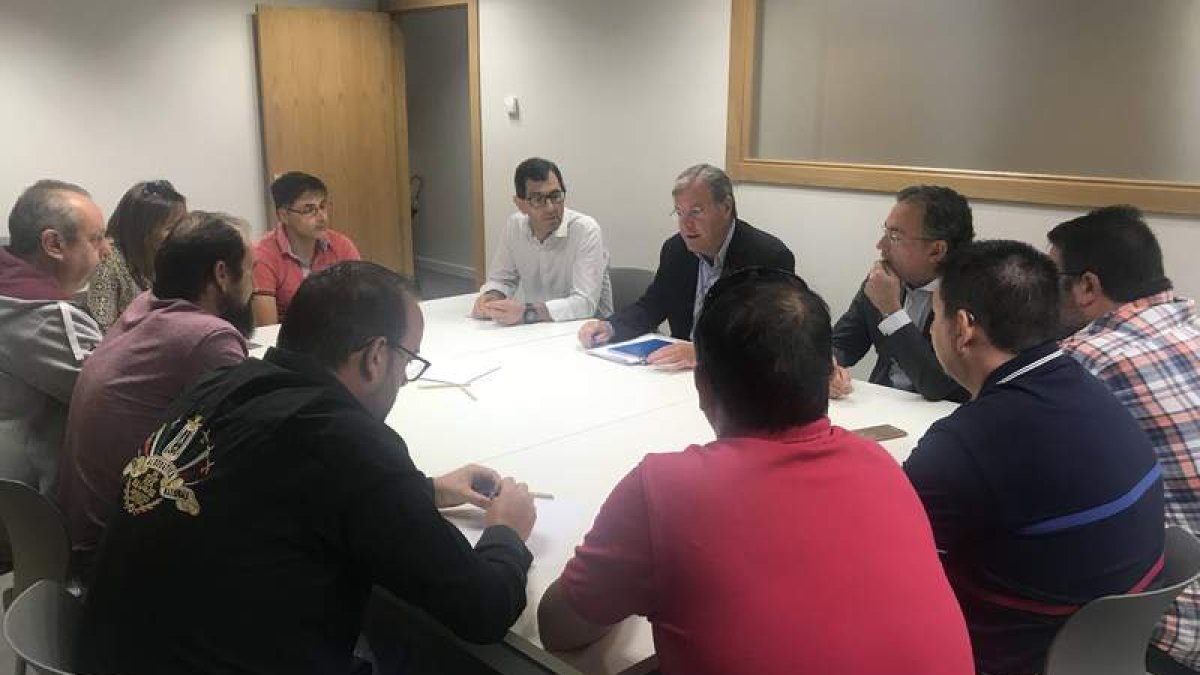 Silván y Salguero, en una reunión con el comité de empresa de la plantilla. DL