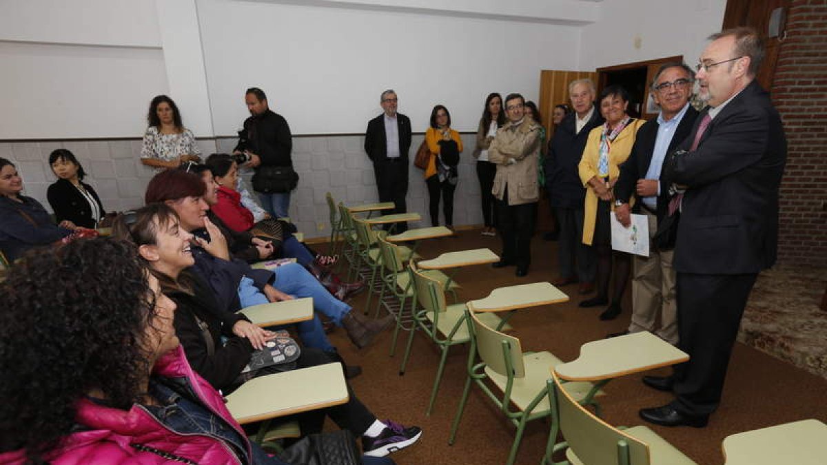 El consejero de Educación, en primer término, ayer en su visita al colegio Maristas Champagnat.