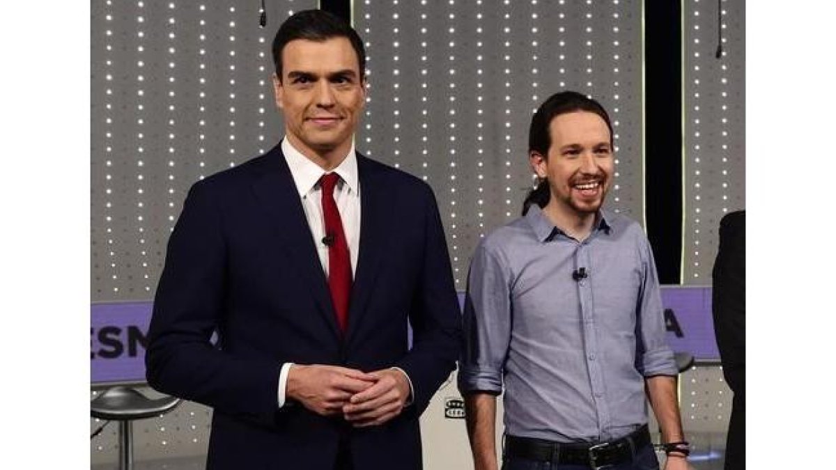 El secretario general del PSOE, Pedro Sánchez, junto al líder de Podemos, Pablo Iglesias, en campaña electoral.