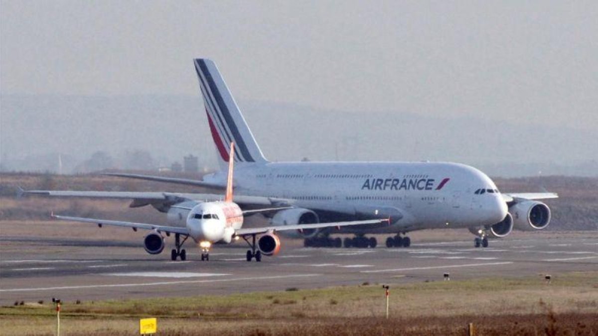 Un A380 de Air France en el aeropuerto Charles de Gaulle de París tras afectuar su primer vuelo trasatlántico en el 2009.